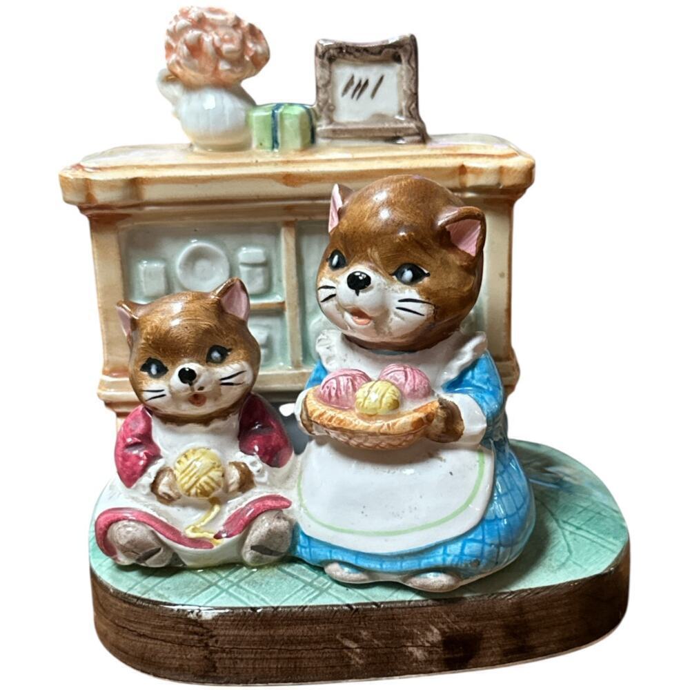 VTG Ceramic Kitten Cat W. Balls of Yarn Music Box Made In Japan